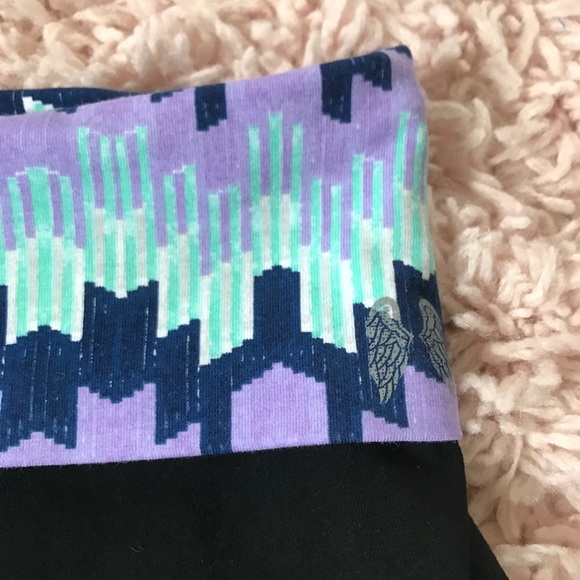 ⬇️VS Bright Printed Yoga Shorts! - Picture 2 of 4